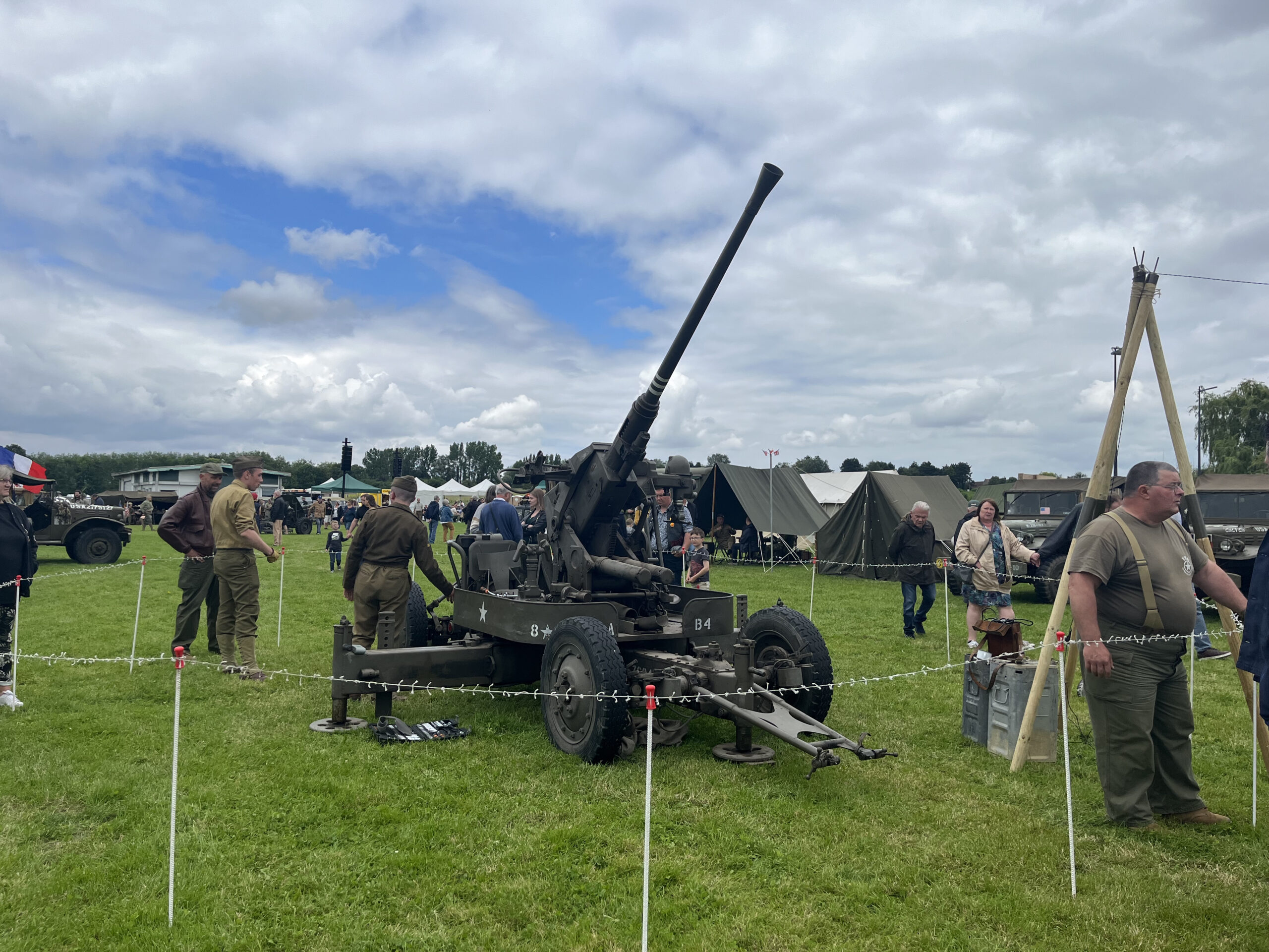 Canon bofors Véhicule militaire seconde guerre mondiale WW2 aérodrome de Bondues exposé par le VMA véhicule militaire d'Artois