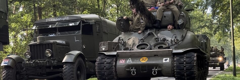 Sherman Firefly dans la forêt de Mierlo passant devant un Scammel