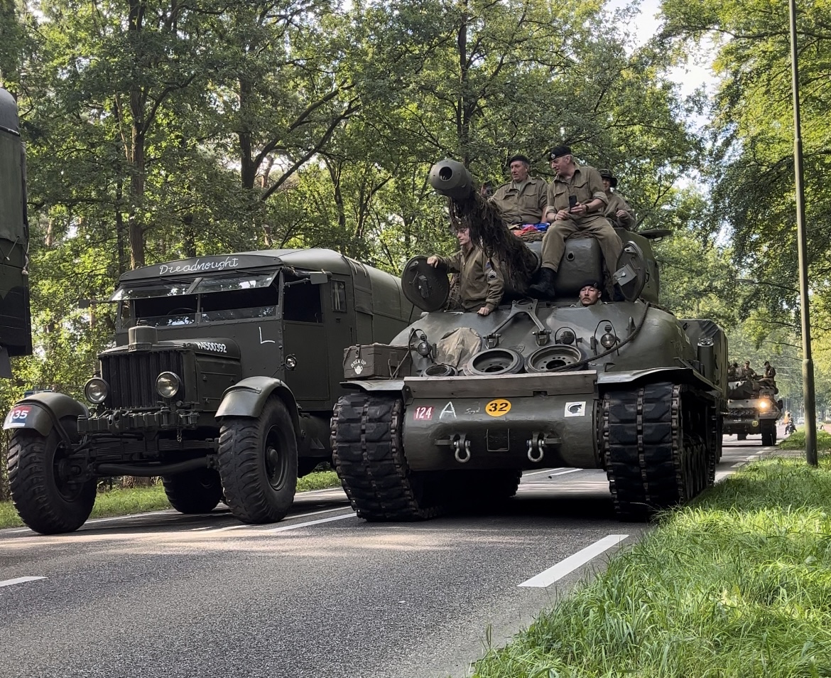 Sherman Firefly dans la forêt de Mierlo passant devant un Scammel